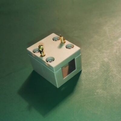 Comprar Celdas Pockels LN (LiNbO3): alto coeficiente electroóptico, bajo voltaje de media onda, alto umbral de daño, revestimiento AR, para Q-Switch, modulador de fase, comunicación láser y sistemas láser industriales Fabricación en línea